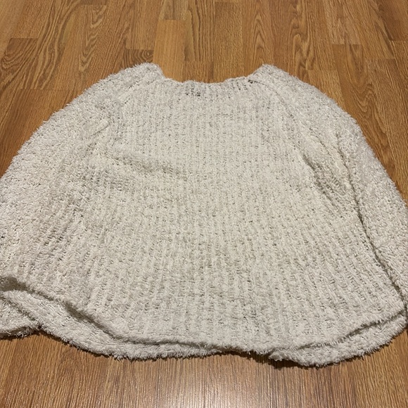 White Sweater in Size M - Picture 5 of 7